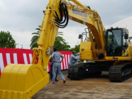 Komatsu စက်သံမဆူညံသည့် အလတ်စား လျှပ်စစ်မြေတူးစက်ယန္တရားများ အမြောက်အမြား စတင်ထုတ်လုပ်